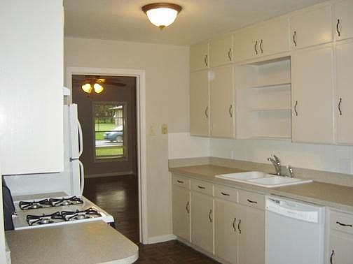 Kitchen, gas stove, dishwasher