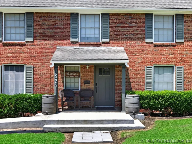 1525 Hillcrest Dr — Photo 3