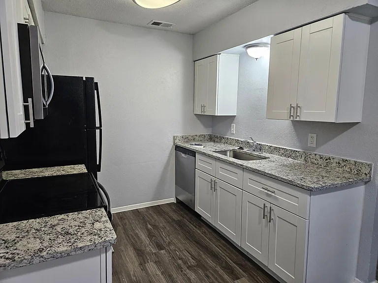 15139 Marsha Dr — Photo 7
