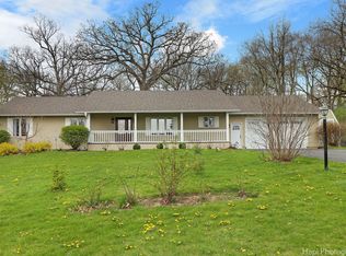 9601 Fox Bluff Ln, Spring Grove, IL 60081