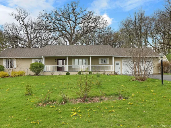 9601 Fox Bluff Ln, Spring Grove, IL 60081