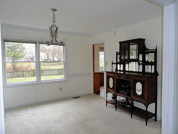 3rd image of 113 Leslie Ln