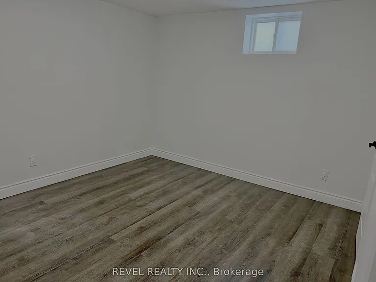 636 Scarlett Rd S #LOWER — Photo 16