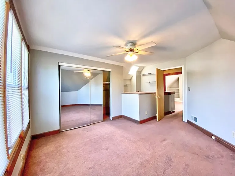 2925 N Maryland Ave — Photo 14