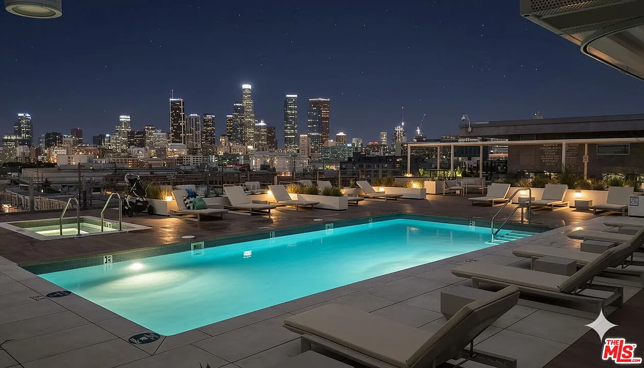 2 bed, 2.0 bath, 2020 sqft, $6,500 — Photo 3