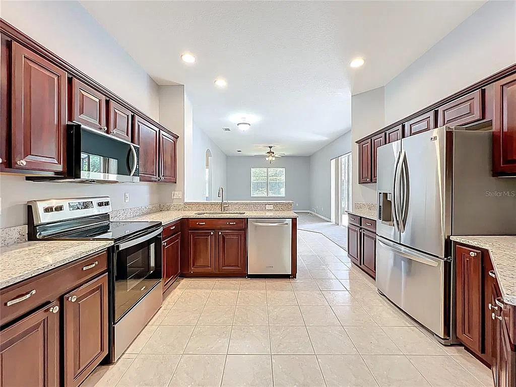 3 bed, 2.0 bath, 1921 sqft, $3,250 — Photo 3