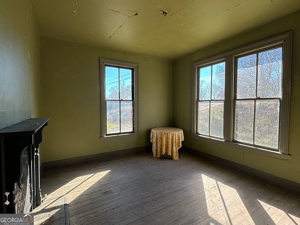 19th image of 9822 Jones St