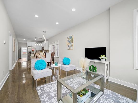 2nd image of 5757 S Sacramento Ave