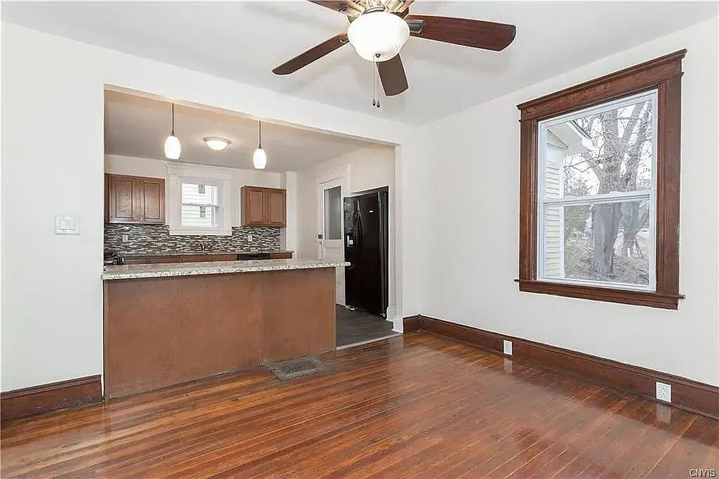 4 bed, 1.0 bath, 1560 sqft, $2,200 — Photo 4