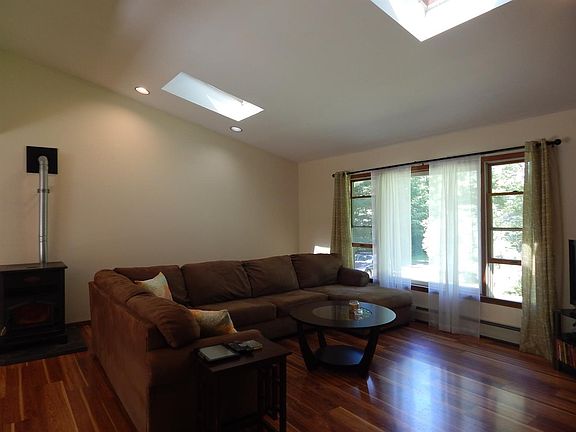 5th image of 135 Underwood Dr