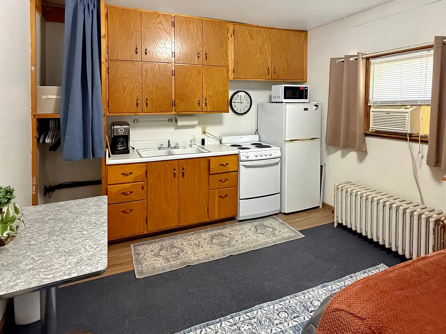 Furnished Studio Apartment Downtown Hallock — Photo 2