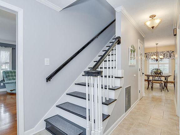 3rd image of 519 Greenbriar Dr