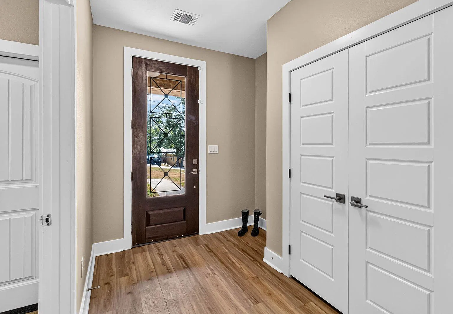 3 bed, 2.0 bath, 1820 sqft, $2,400 — Photo 3