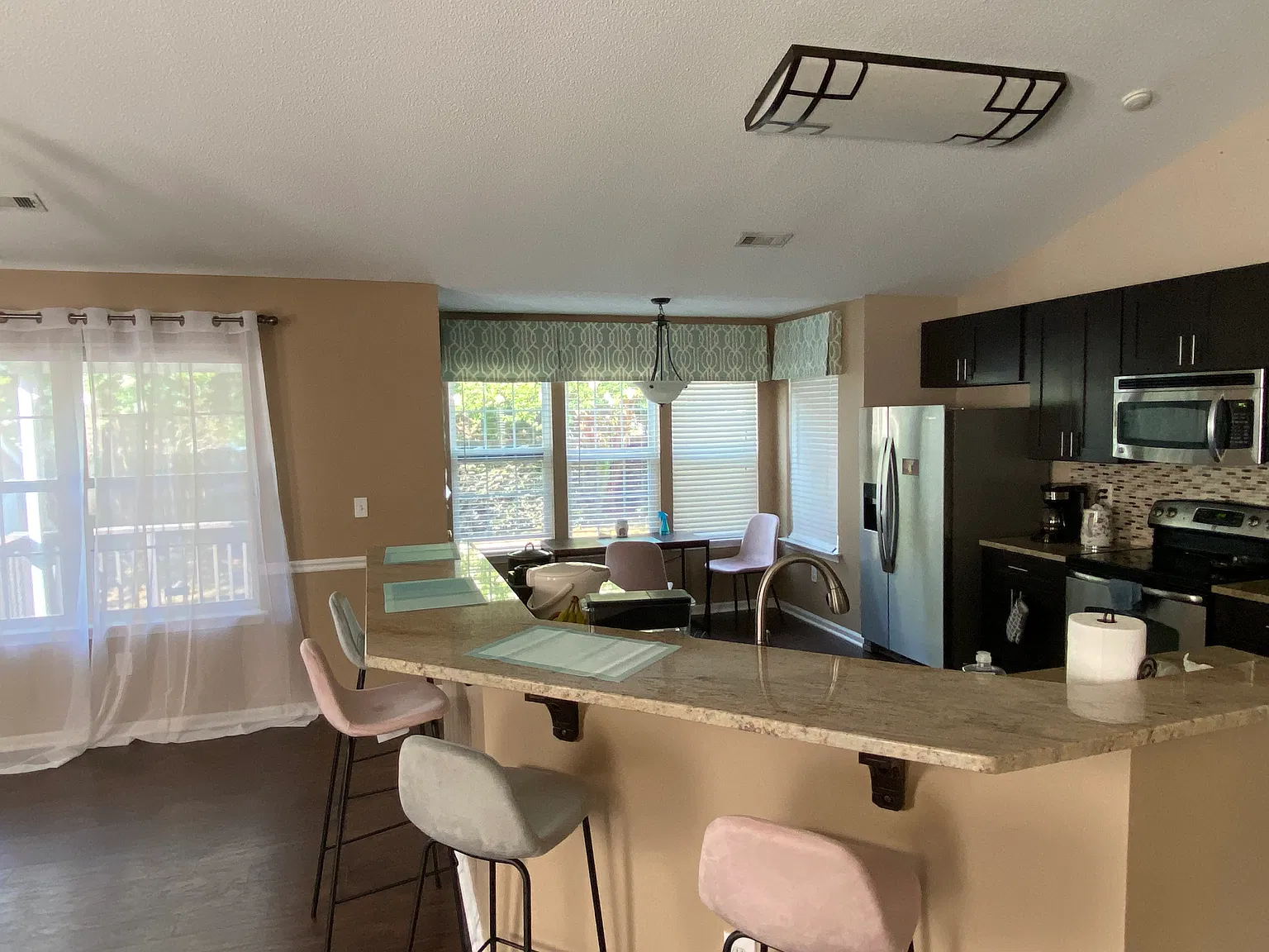 3 bed, 1821 sqft, $1,960 — Photo 4