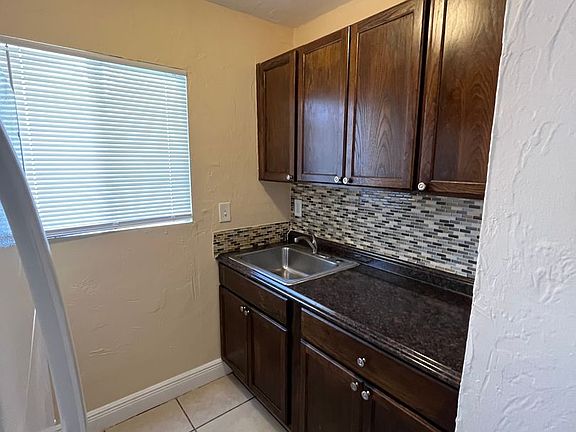 3rd image of 936 W 9th St #2