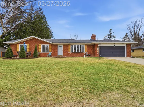 8102 Dungarvin Dr, Grand Blanc, MI 48439