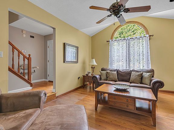 3rd image of 114 Kaye Cir