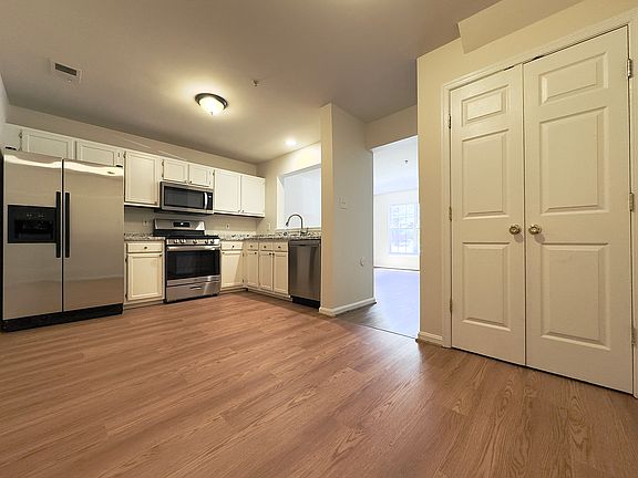Eat-in Kitchen