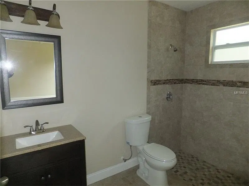 Large 3 bedroom 2 bath 2 Car Garage — Photo 4