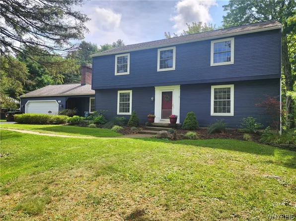 31 Tanglewood Dr W, Orchard Park, NY 14127
