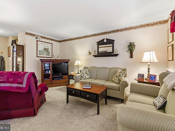 3rd image of 104 Woodvale Ln