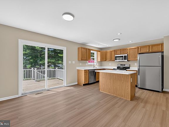3rd image of 8 Freedom Ct