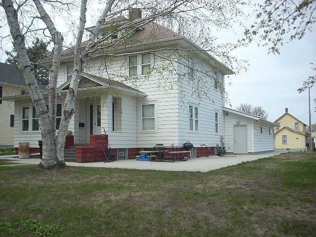 1st image of 907 2nd Ave S