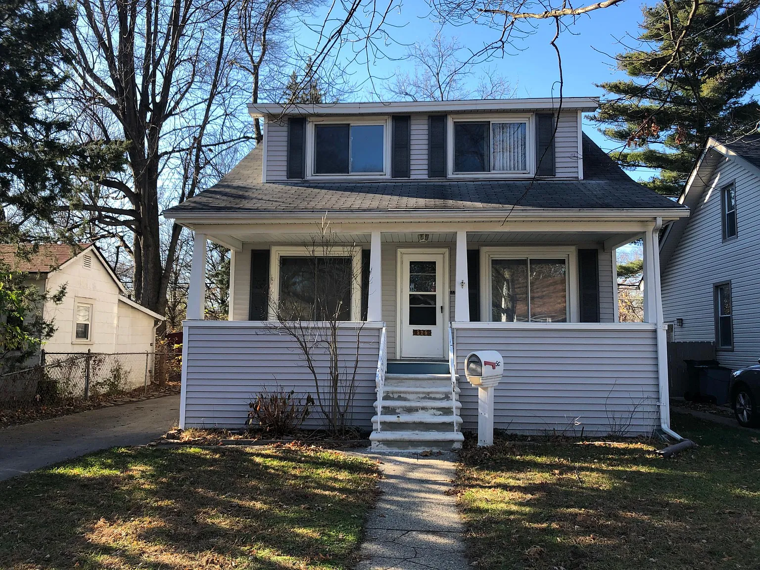 525 Laprairie St photo 1