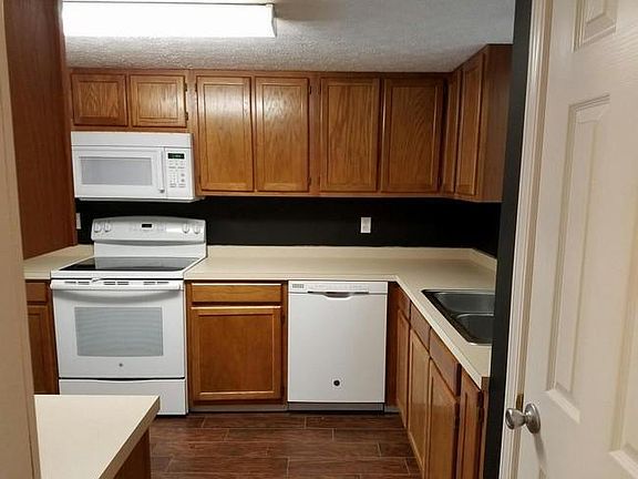 3rd image of 2411 Suwanee Ln #2411