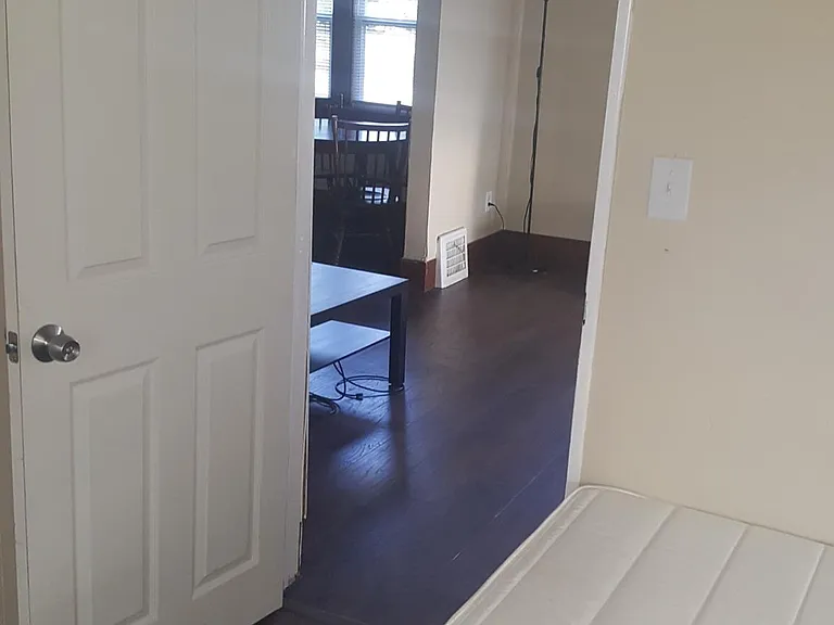 819 Dupont St — Photo 7
