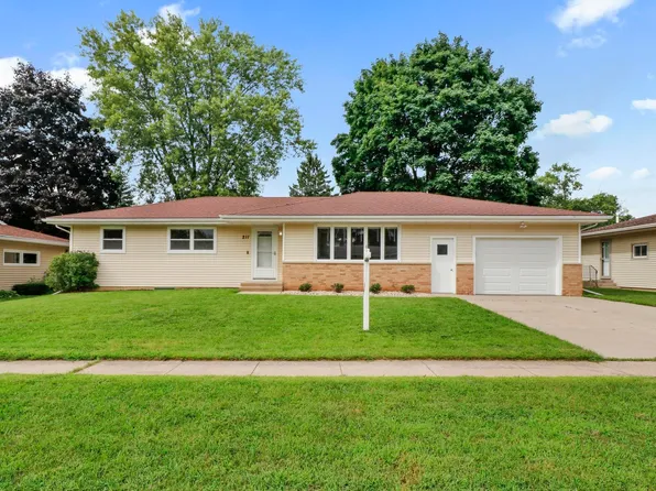 211 6th St, Waunakee, WI 53597