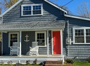 86 Grove St, Clinton, CT 06413