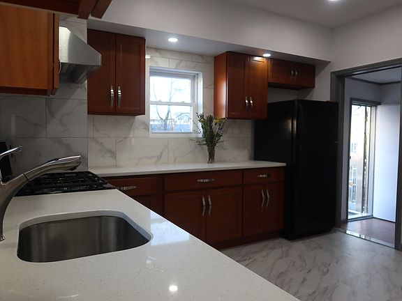 5th image of 134 Greenfield Ave