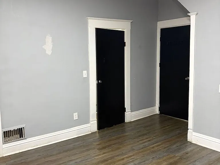 724 W Elm St — Photo 58