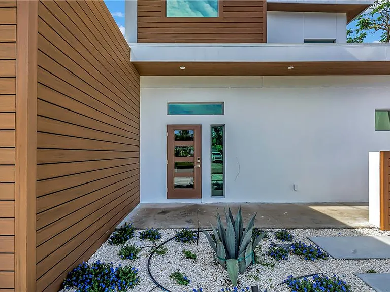 2314 Floyd St — Photo 4