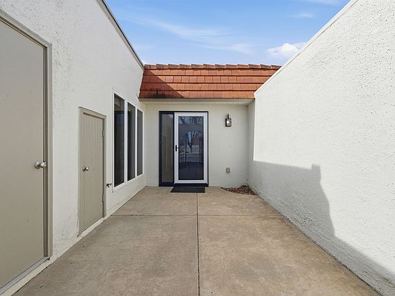 3rd image of 45 E Via Roma St