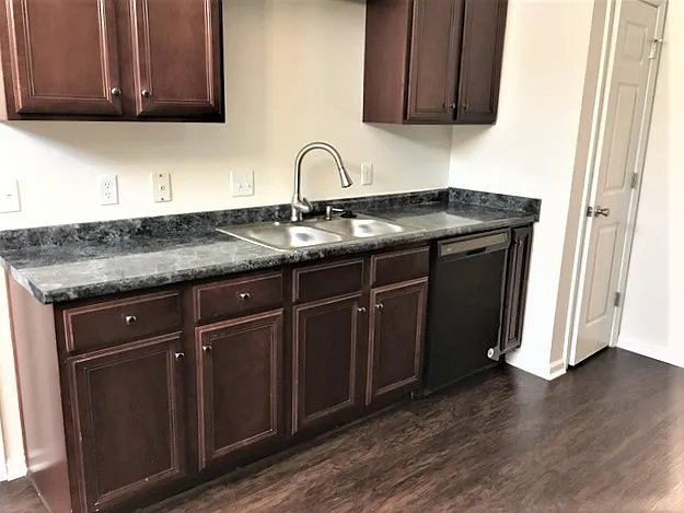 3 bed, 2.0 bath, 1530 sqft, $2,135 — Photo 3