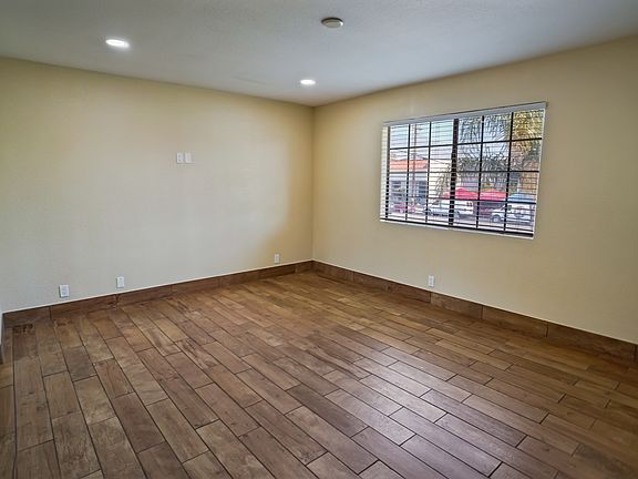 5th image of 11819 1/2 Glenoaks Blvd