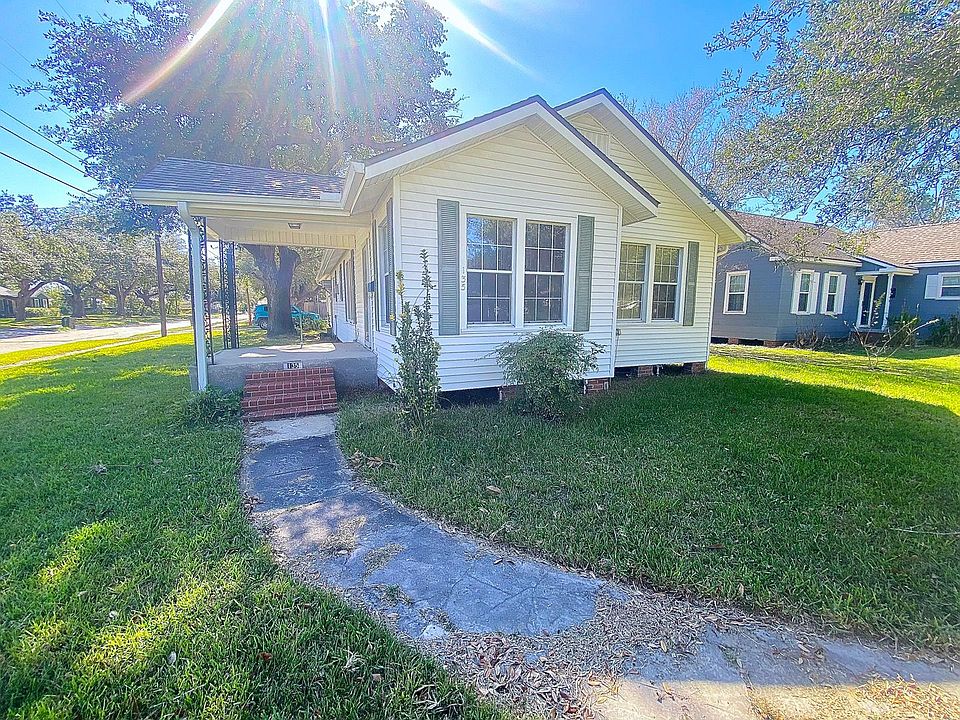 1st image of 135 W Oak Ln