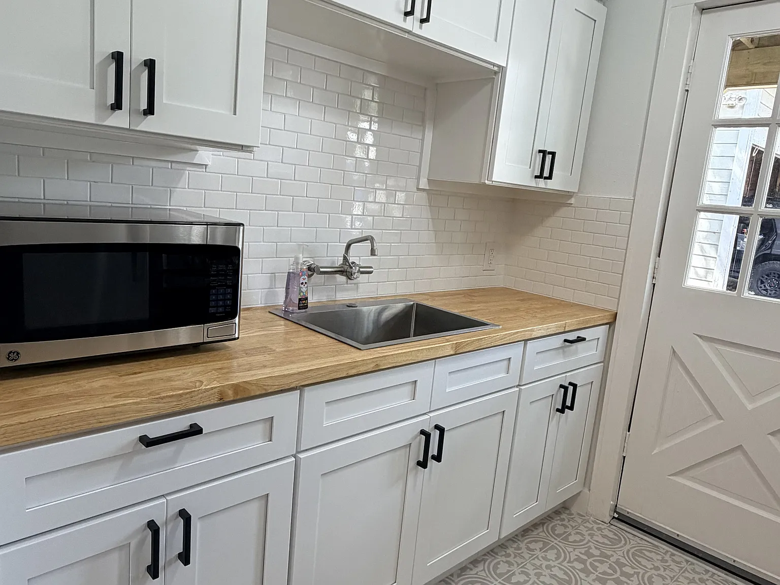 Just Remodeled! 2 Bedroom/1 Bath Apartment — Photo 2