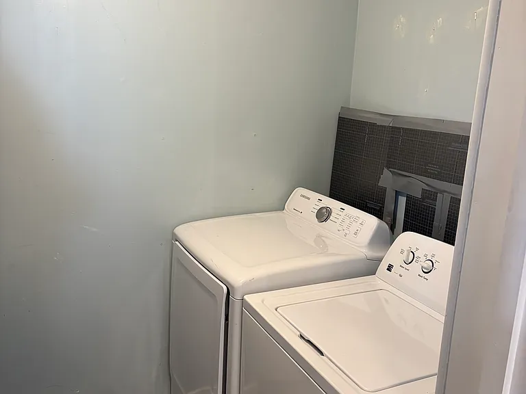 513 Valentine St — Photo 4