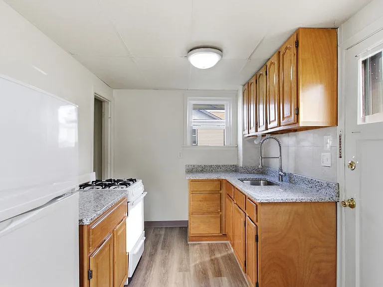 1810 Salem St — Photo 7