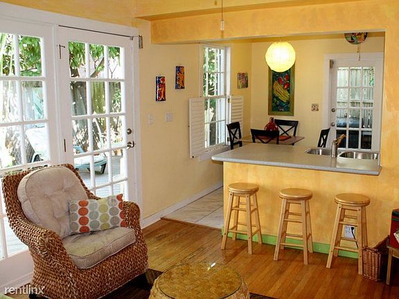 Key Lime Pie - Old Town - living-kitchen2