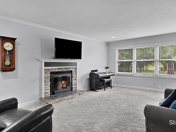3rd image of 101 Chicory St NE