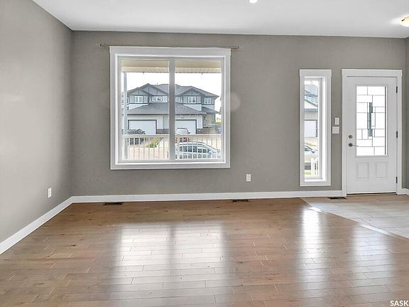 5th image of 524 Maple CRESCENT