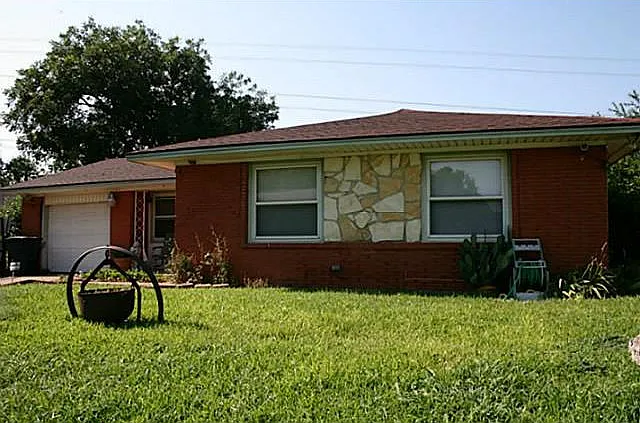 438 W Phillips Ct — Photo 1
