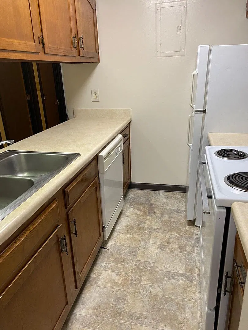 Spacious 2-Bedroom Apartment near Dillon's & Washburn University! — Photo 2
