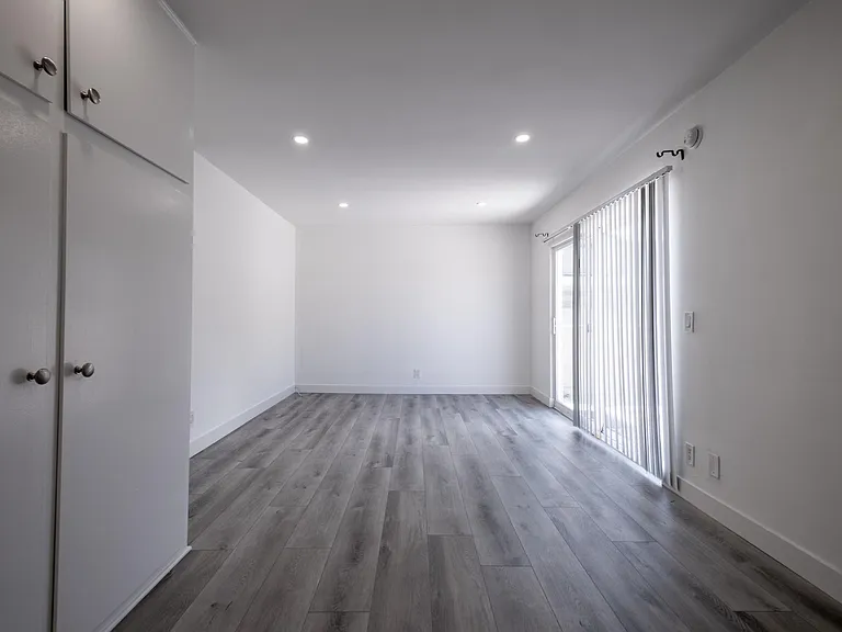 340 N Palm Dr #7 — Photo 16