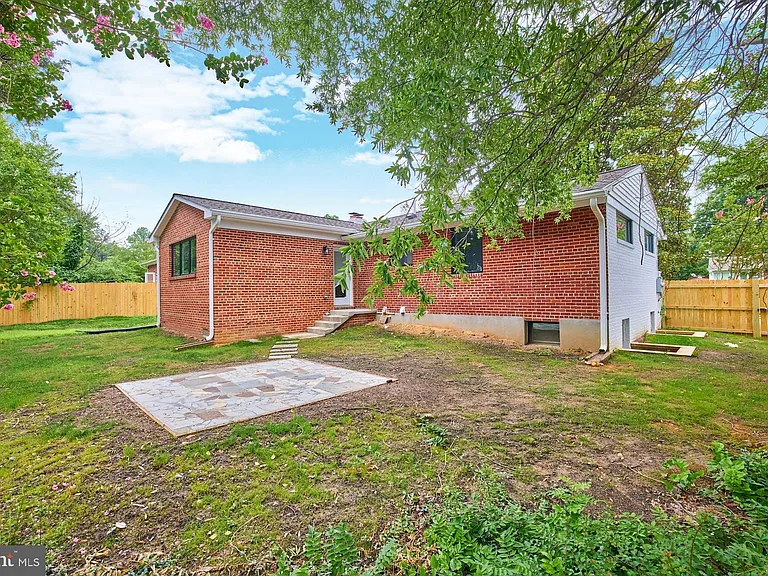 2123 N Early St — Photo 26