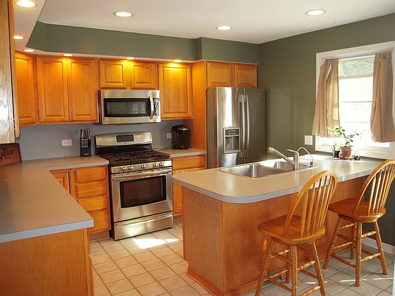 5th image of 303 Meadow Ln